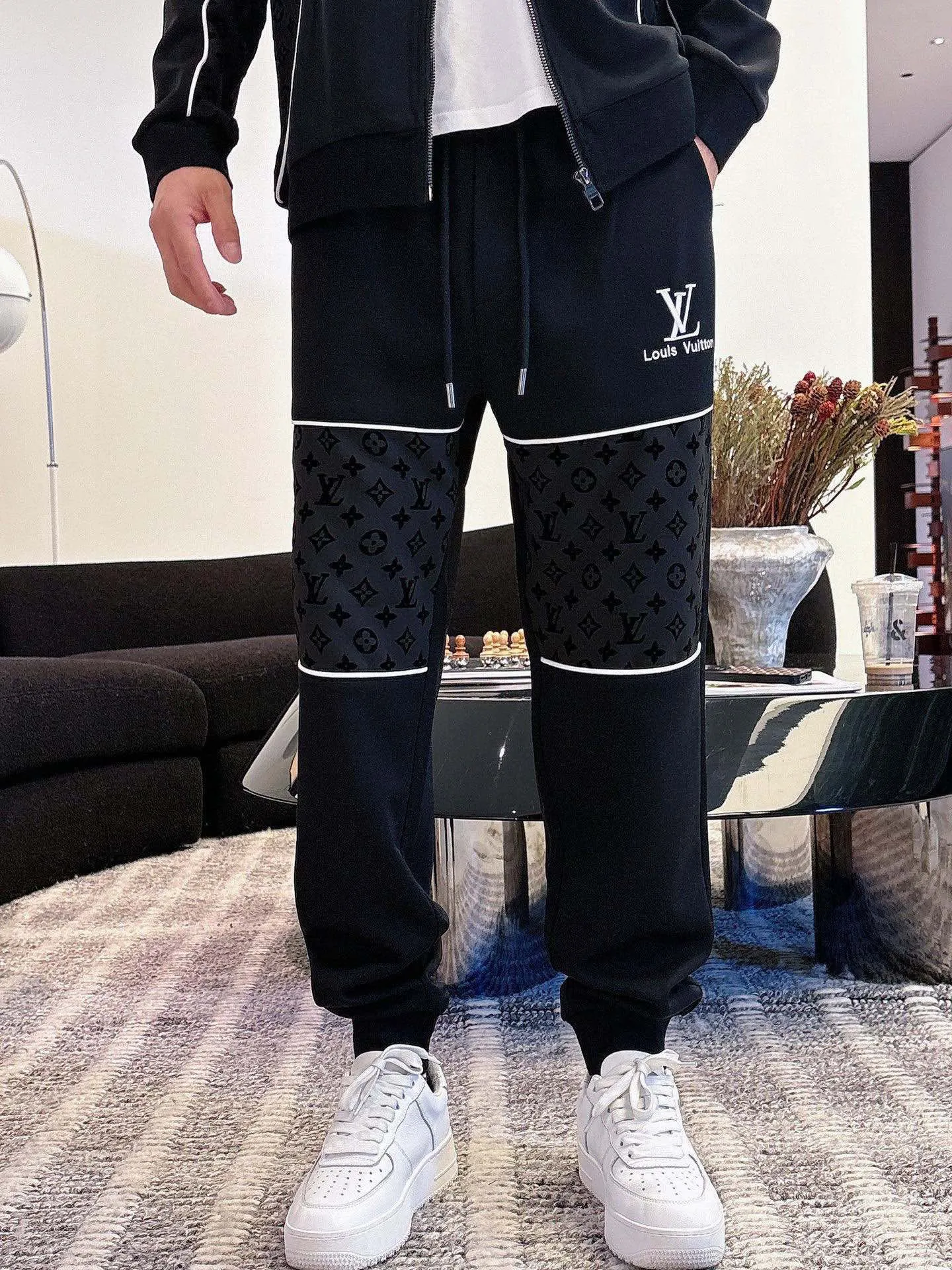 🅿️720 [LV Louis Vuitton] hot-selling suit is coming. Focus on the original version of the official website. 2025 new hot-selling cardigan and sweatshirt suit. The original order is the best. 🇭🇰The meticulous work of top designers. It has a fitting and perfect upper body effect. All-natural high-quality Tencel Roman cotton 100%, close-fitting comfort, noble and elegant! Original hardware embodies elegance and nobility! Counter size: M-3XL (maximum wear up to 190 pounds)